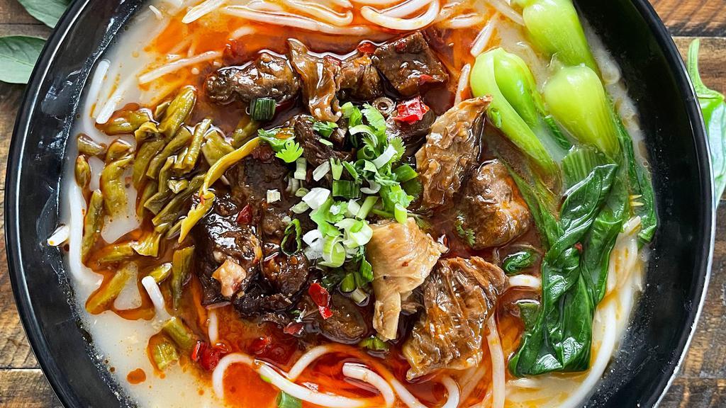 Braised Beef Stew  With Rice Noodle In Soup · 红烧牛肉米线