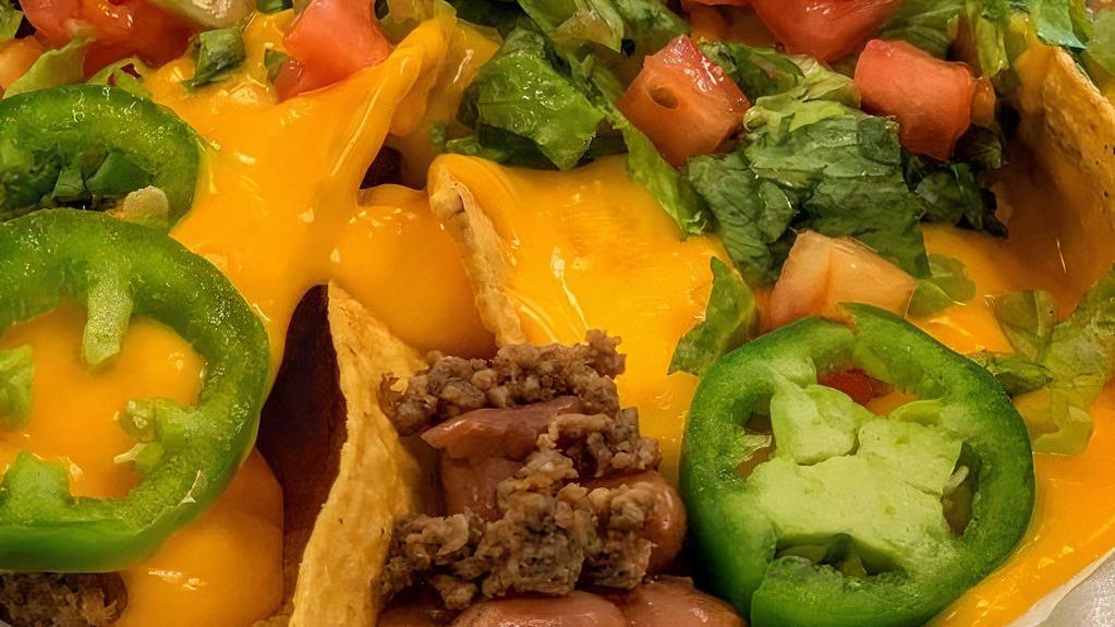Alinstante Nachos · Chips, ground beef, beans, jalapeños, lettuce, tomato, and nacho cheese.