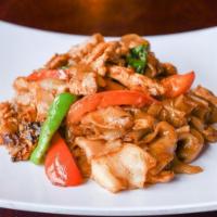 Drunken Noodles · STRI-FRIED WIDE RICE NOODLES WITH EGG,TOMATOES,GARLIC,BELL PEPPER AND SWEET BASIL.