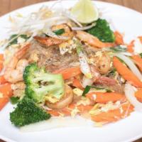 Pad Woon Sen · Clear noodles stir-fried with egg, onions, broccoli, carrot, garlic, and bean sprouts.