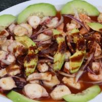 Botana Camarón Y Pulpo · Camarón cocido y pulpo para picar, aguacate, pepino y cebolla. 
Cooked shrimp and octopus, a...