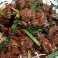 B413 Mongolian Beef · Spicy. Beef marinated with wine, sautéed with scallion and served on top of rice noodles.