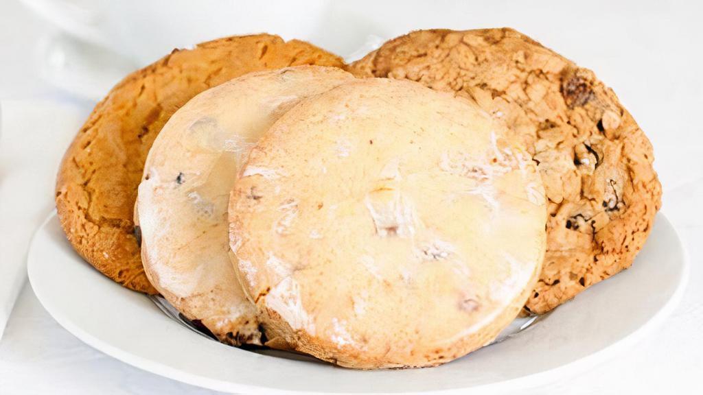 Oatmeal Raisin Cookie · Containing both oatmeal and sun-kissed raisins, this cookie is full of flavour!