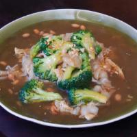 Rad Nar · Rice noodles topped with gravy and broccoli. (Choice of meat).