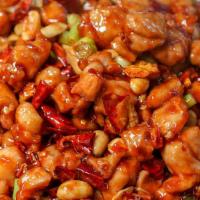 宫保鸡丁 / Kung Pao Chicken · Diced chicken, roasted peanuts, chili peppers.