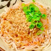 四川凉面 / Sichuan Cold Noodles In Sesame Dressing · Spicy. Peanuts, bean sprouts, spicy garlic dressing.