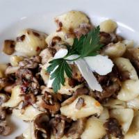 Glorioso · mushrooms sautéed with lots of fresh garlic and red chile in olive oil tossed with shell pas...