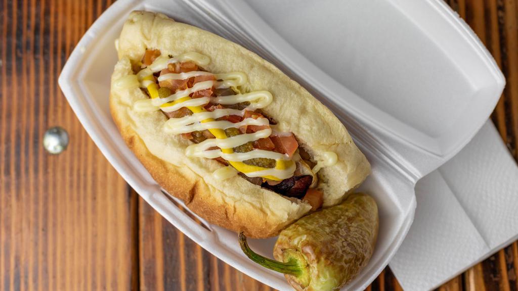 Sonoran Hot Dogs · Incluye: frijoles, tomate, cebolla cruda, queso, mostaza, mayonesa y Salsa de jalapeno
Includes beans, tomato, raw onions, cheese, mustard, Mayo, and Jalapeno suace.