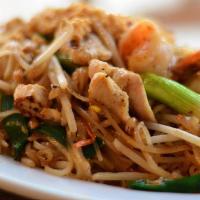 Rocky Pad Thai (Gluten Free) · Thin rice noodles with egg, bean sprouts, green onion and our pad thai sauce & tumyum sauce....