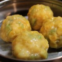 Golden Dumpling 黄金饺 · 4 Pieces