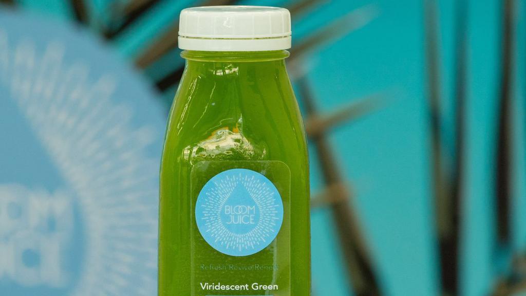 Viridescent Green · Ingredients: Chard, Kale, Celery, Parsley, Cucumber, Lemon.
Benefits: Vitamin C and calcium, two nutrients essential for bone health. Vitamins E, K and B6 from Chard. Reduce the risk of cancer. High in iron and magnesium.