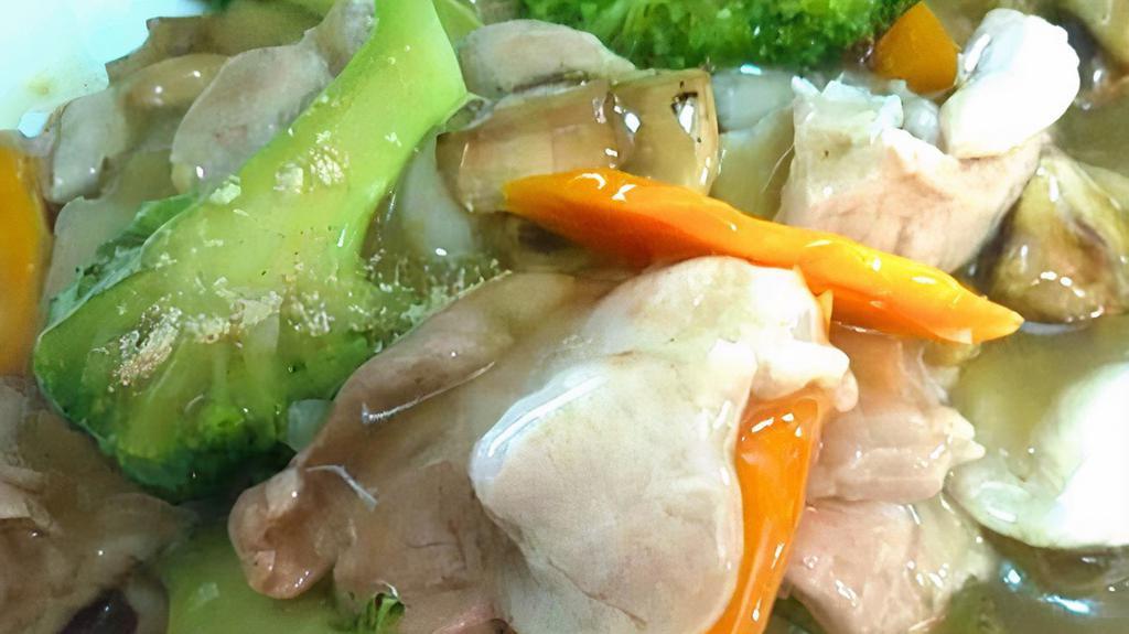 Guay Teaw Lard Naa · Fresh wide rice noodles with meat, broccoli and soybean sauce.