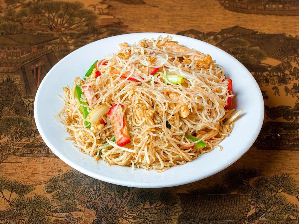 Singapore Noodles · Stir-fried cooked rice vermicelli, curry powder, green bell pepper, green onion, bean sprout, chicken and pork