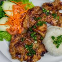 Com Suon · Steamed rice with grilled pork chop.