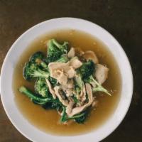 Radh Nah · Stir-fried fresh wide rice noodles, broccoli and chinese broccoli in a brown soy bean gravy.