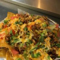 Super Nachos / Super Nachos · Carne, frijoles, queso nacho, pico de gallo, crema agria, guacamole y queso. / Meat, beans, ...