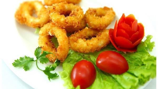 Muc Chien Gion (Calamari) · Battered calamari rings and tentacles fried to golden brown. Served with sweet chili sauce.