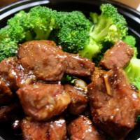 Chaiyo Garlic Steak · Stir-fried sirloin steak with oyster sauce and garlic served with steamed broccoli and rice.