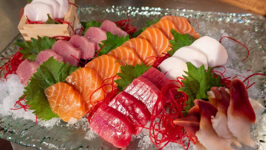 Sashimi Fan (28 Pieces Sashimi) · 8pcs salmon, 4pcs tuna, 6pcs yellowtail, 6pcs white tuna and 4pcs surf clam.