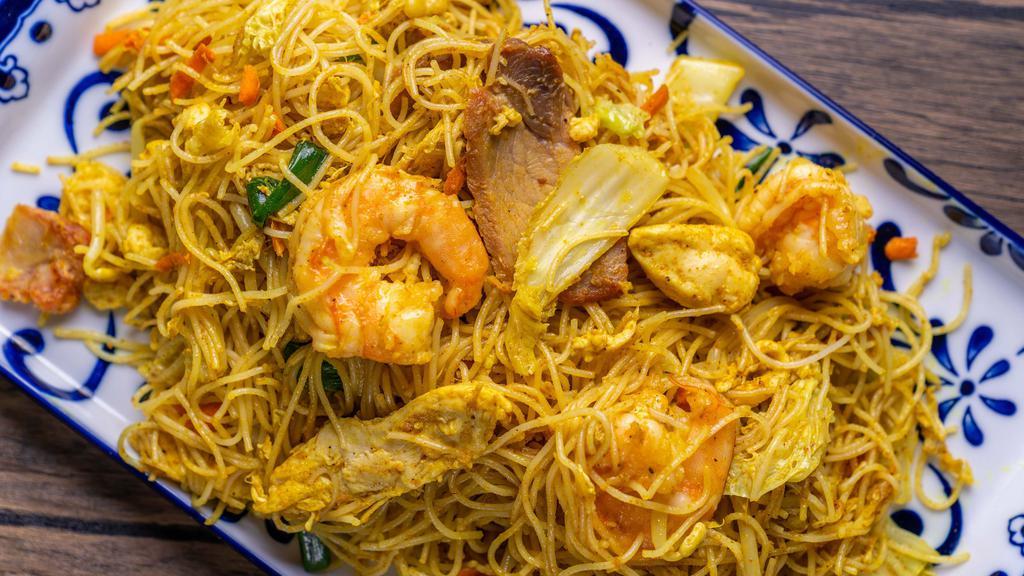 Singapore Noodle · Thin rice noodle with roast pork, chicken shrimp and onion served in spicy yellow curry sauce.
