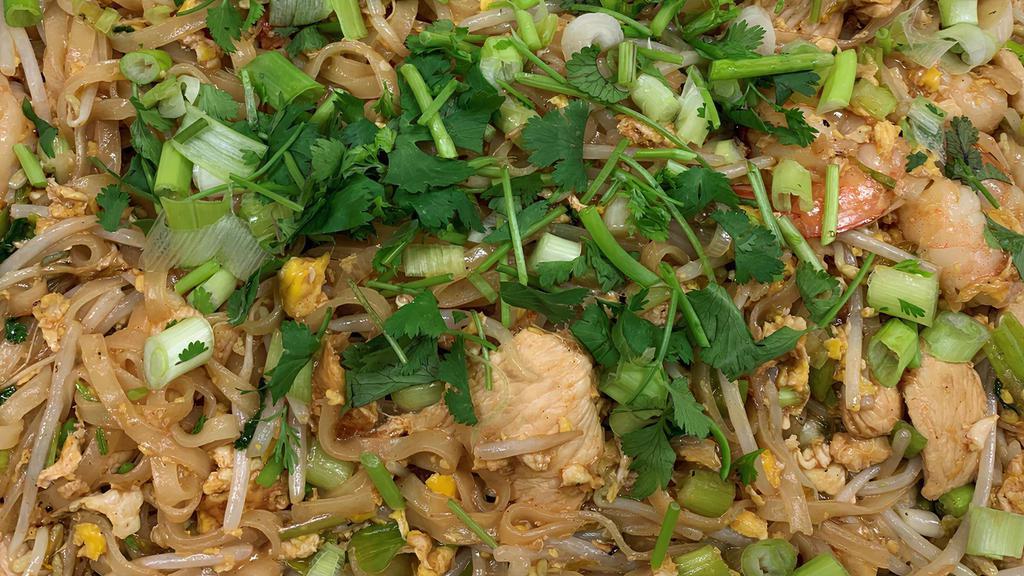Pad Thai Chicken · Rice noodle stir-fried with eggs, bean sprout, green onion and cilantro.
