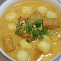 Hong Kong Fishball Stew 咖喱鱼蛋豆腐 · Curry flavored fish ball stew with tofu.