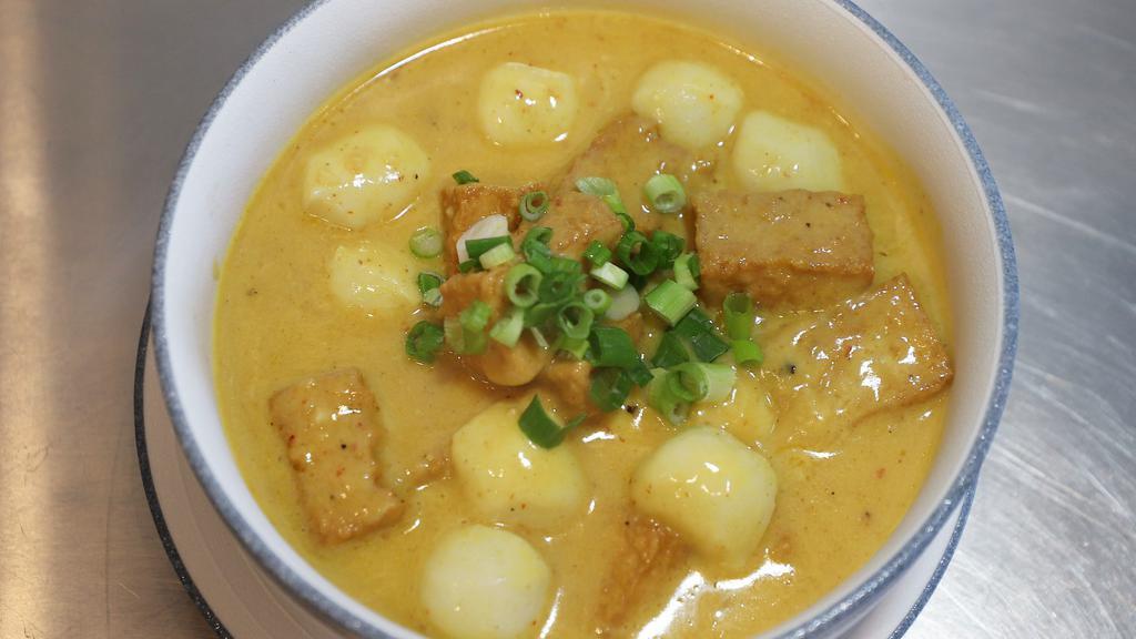 Hong Kong Fishball Stew 咖喱鱼蛋豆腐 · Curry flavored fish ball stew with tofu.