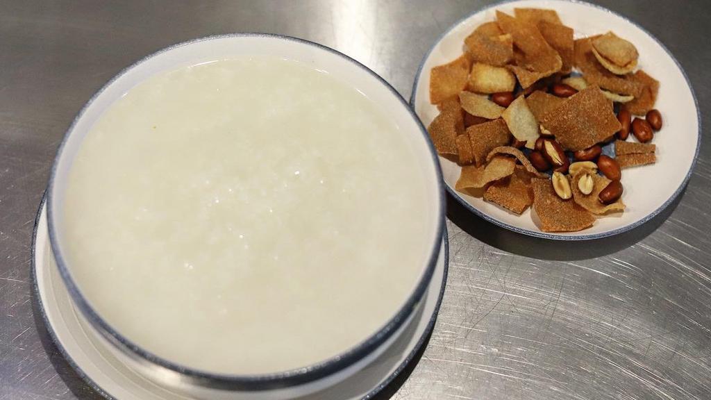 Plain Porridge 白粥 · White rice oatmeal with crispy crackers.