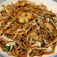 Chicken Lo Mein 鸡肉炒面 · Flour noodle stir-fried with chicken slices, cabbage, sprouts, and onion.