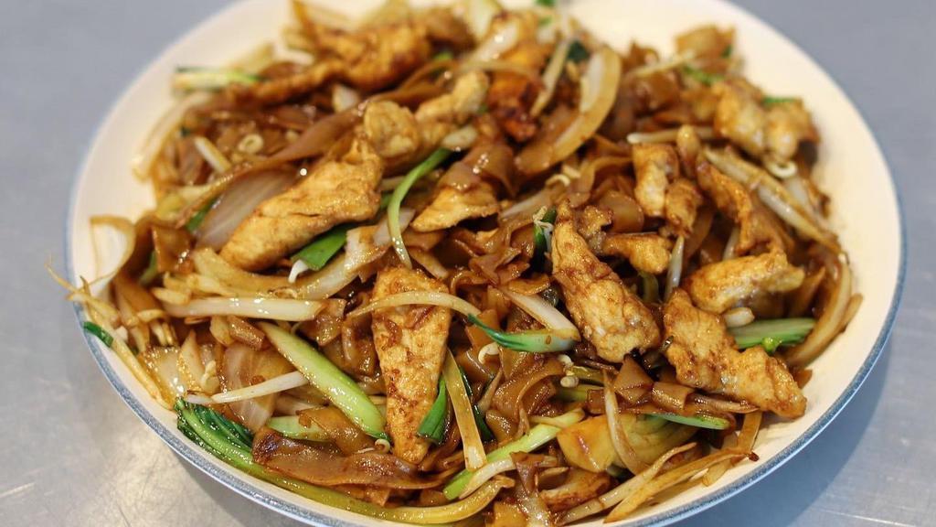 Chicken Chow-Fun 鸡肉炒河粉 · Wide rice noodle stir-fried with chicken slices and veggies.