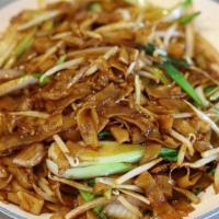 Veggie Chow-Fun 菜炒河粉 · Wide rice noodles stir-fried with veggies.