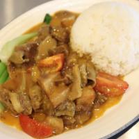 Curry Stewed Beef 咖喱牛腩牛筋饭 · Curry flavored slow-cooked beef brisket and tendon.