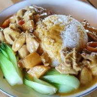 Curry Chicken 咖喱鸡肉饭 · Curry pasted diced chicken thigh stir-fried with potato and tomato.