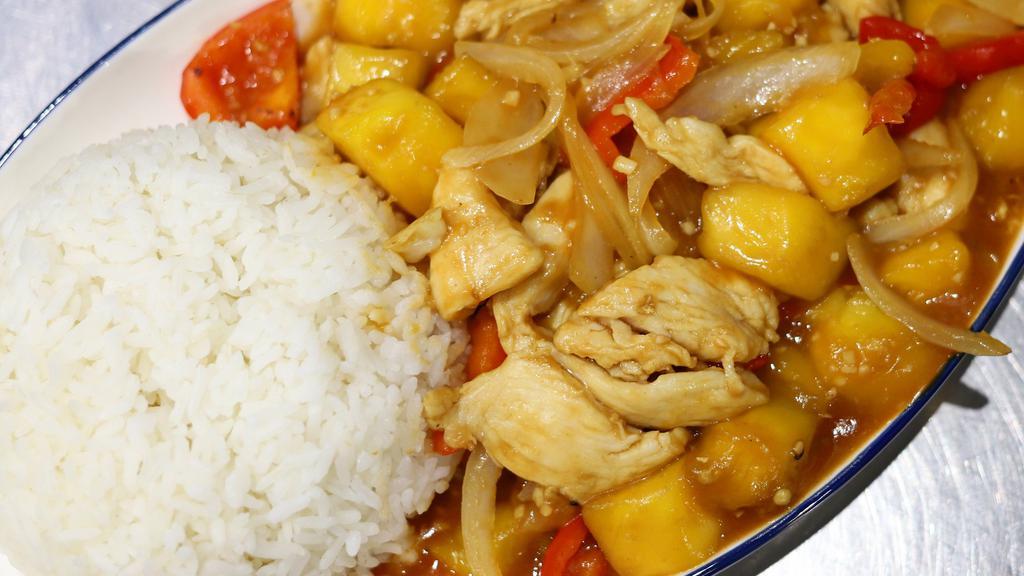 Mango Chicken 芒果鸡饭 · Chicken breast slices marinated and stir-fried with mango chunks, onion, and bell pepper