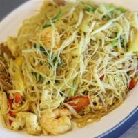 Singapore Rice Noodle 新加坡炒米粉 · Rice noodle stir-fried with shrimp, chicken and BBQ pork, light curry flavor.
