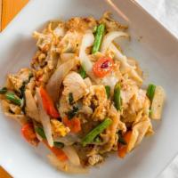 Pad Kee Mao · Stir-fried wide rice noodles with egg, green bean, onion, tomato, sweet pepper, and holy bas...
