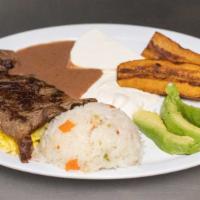 Desayuno Hondureno · Plátano, crema, frijoles, aguacate y huevo. Plantain, Sour Cream, Beans, avocado and Eggs.