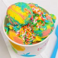 Hand Scooped Frozen Yogurt With Toppings · 