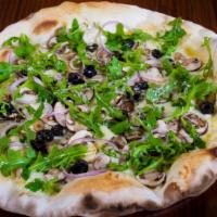 Blanca · Mozzarella, extra virgin oil, mushrooms, onion, olives, arugula.