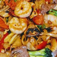 Pad Keemao · Stir-fry flat noodles with bell pepper, onions, zucchini, mushrooms, carrot, broccoli, and T...