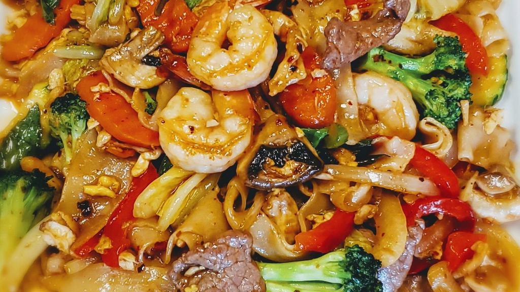 Pad Keemao · Stir-fry flat noodles with bell pepper, onions, zucchini, mushrooms, carrot, broccoli, and Thai sweet basil.