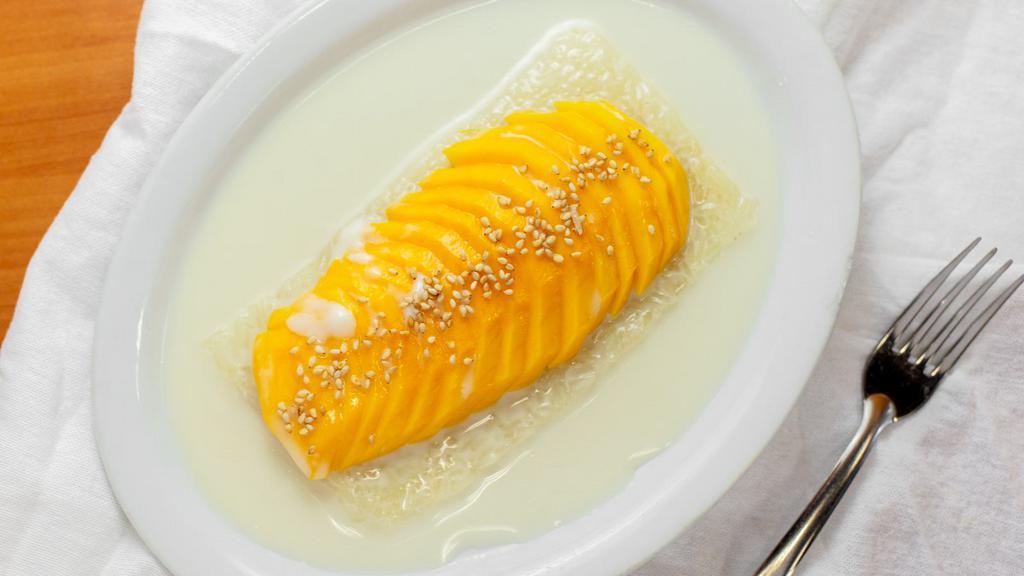 Kao Neow Mak Mouang · Sticky rice topped with slices of mango glazed with delicious sweet coconut milk.