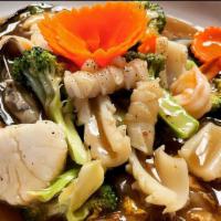 Rad Naah · Flat rice noodles in gravy sauce, egg, broccoli, carrot and black pepper.