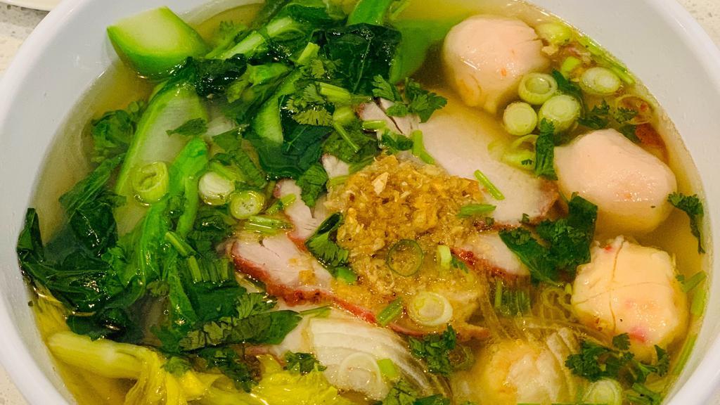 Mi Lueang · Egg noodle soup with chicken.
