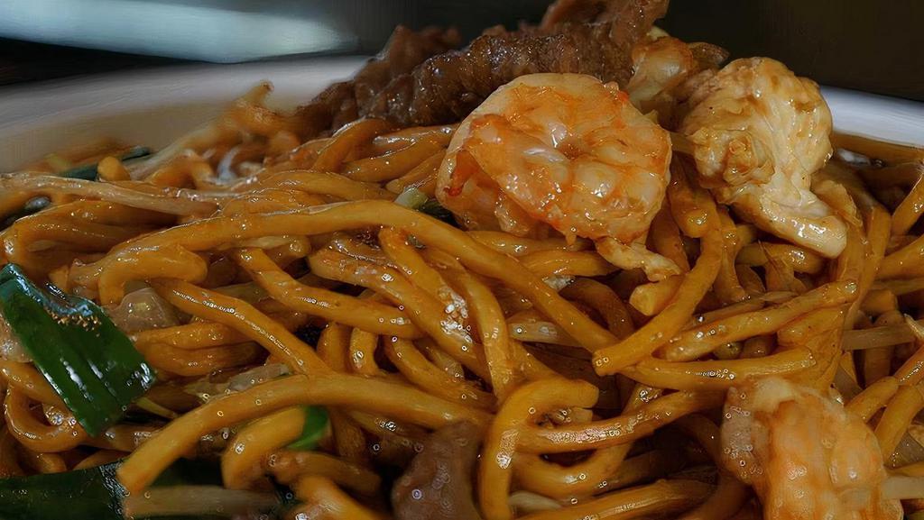 House Chow Mein · Soft noodles.