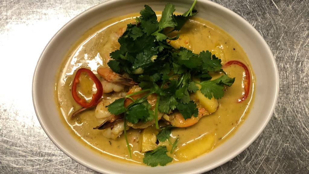 Pineapple Curry Prawns · Wok-fried prawns in a coconut-based curry with lemongrass, turmeric, red chili, and fresh pineapple.
(This dish cannot be modified)