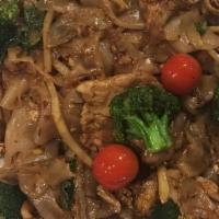 Pad Kee Mao <Gf> · Wide rice noodles, stir-fried with a fried egg, onions, tomatoes, broccoli, mushrooms.