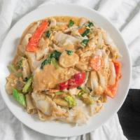 Jai Thai Noodle · Stir fried wide rice noodle With mixed vegetables, egg and peanuts. Topped With creamy peanu...