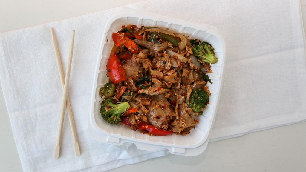 Phad Kee Mao (Drunken Noodles) · Stir-fried wide noodles with egg, broccoli, bell peppers, onions, tomatoes, carrots, basil leaves, garlic, and pepper sauce.