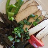 5 Spice Tofu & Seaweed | 麻辣五香豆乾海帶雙拼 · Spiced baked tofu with spiced kelp seaweed.  🥜 🥬🌶